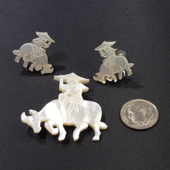 Vintage Carved Mother of Pearl Brooch & Earrings, Asian Design, 1940s - Picture 6 of 10